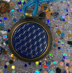 Amulett – bronzefarben, Blume des Lebens Lebensblume, Disc in blau 25 mm, zinnlegiert, kupferunterlegt – Produktansicht 1