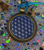 Amulett – bronzefarben, Blume des Lebens Lebensblume, Disc in blau 25 mm, zinnlegiert, kupferunterlegt – Produktansicht 1