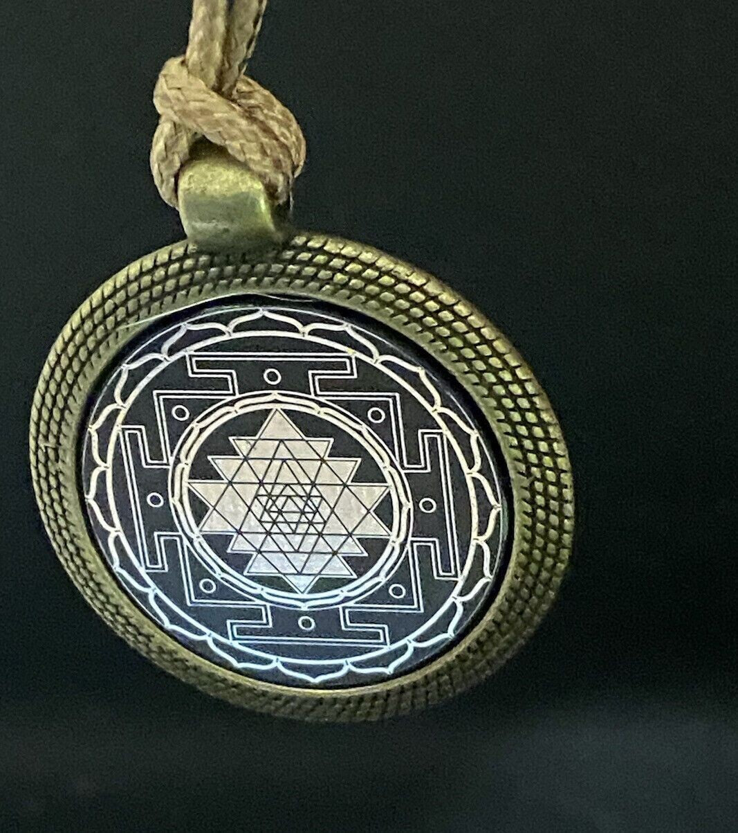 Amulett – Sri Yantra als nachtschwarzer 25 mm – Sri Yantra – 25 mm / zinnlegiert / Fassung bronzefarben – Produktansicht 1
