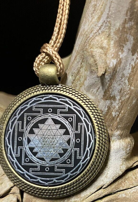 Amulett – Sri Yantra als nachtschwarzer 25 mm – Sri Yantra – 25 mm / zinnlegiert / Fassung bronzefarben – Produktansicht 1