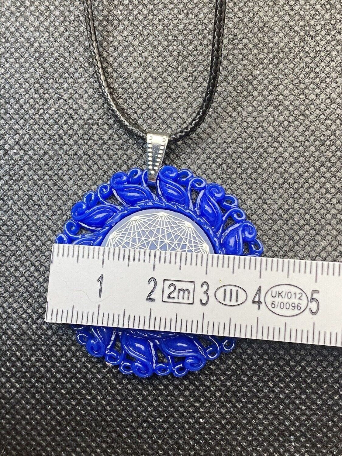 Amulett – Resin Harz Art, Dodecagram 12 – er Stern, Disc in blau 25 mm, zinnlegiert, kupferunterlegt – Produktansicht 1