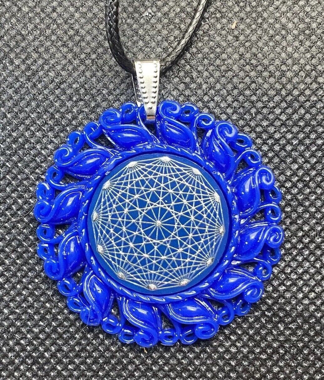 Amulett – Resin Harz Art, Dodecagram 12 – er Stern, Disc in blau 25 mm, zinnlegiert, kupferunterlegt – Produktansicht 1