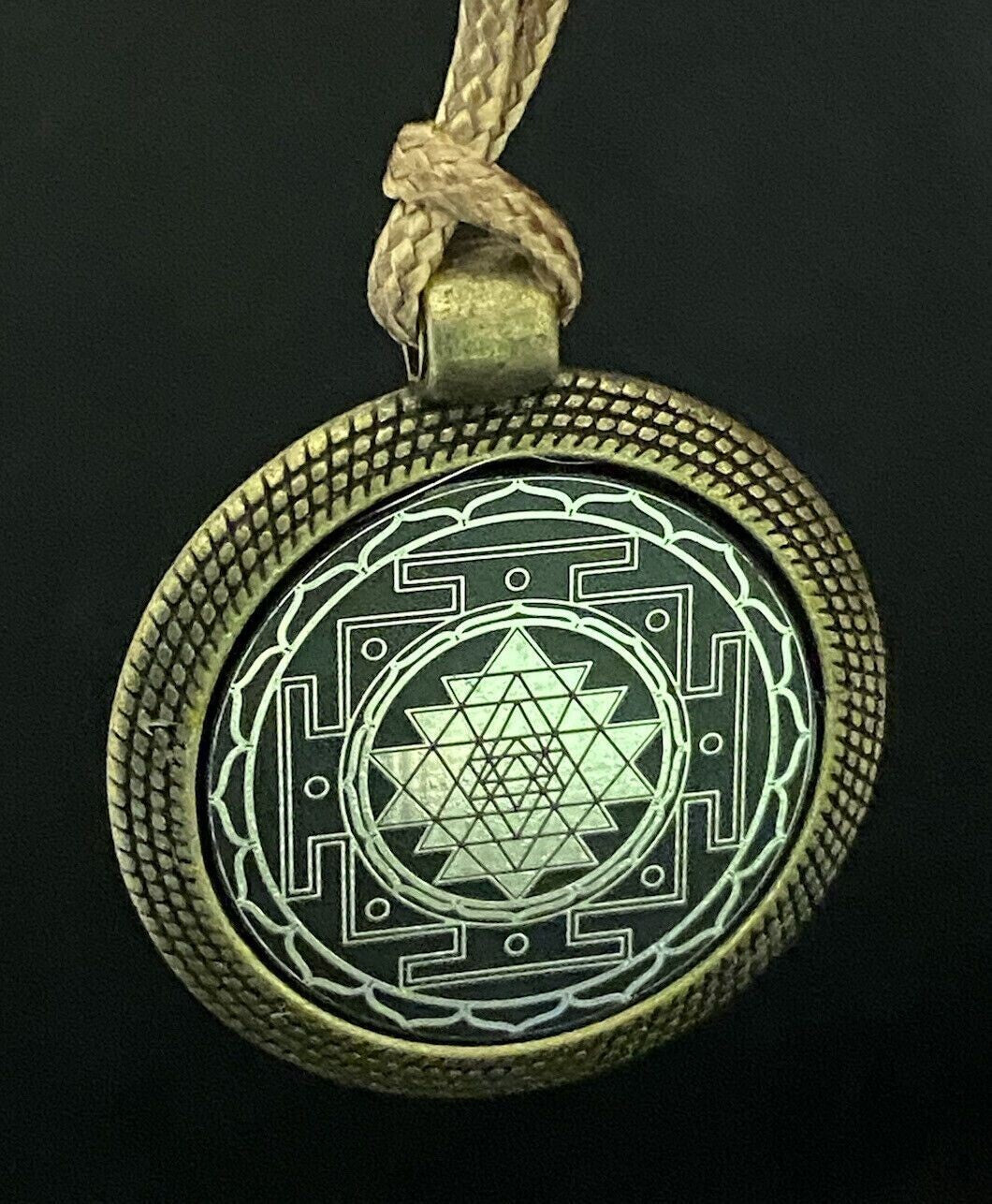 Amulett – Sri Yantra als nachtschwarzer 25 mm – Sri Yantra – 25 mm / zinnlegiert / Fassung bronzefarben – Produktansicht 1