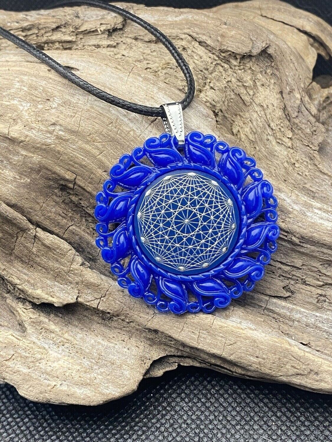 Amulett – Resin Harz Art, Dodecagram 12 – er Stern, Disc in blau 25 mm, zinnlegiert, kupferunterlegt – Produktansicht 1