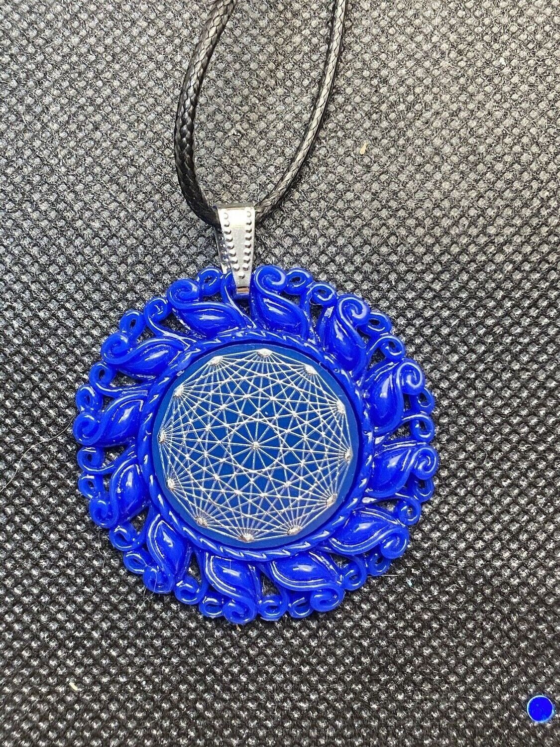 Amulett – Resin Harz Art, Dodecagram 12 – er Stern, Disc in blau 25 mm, zinnlegiert, kupferunterlegt – Produktansicht 1