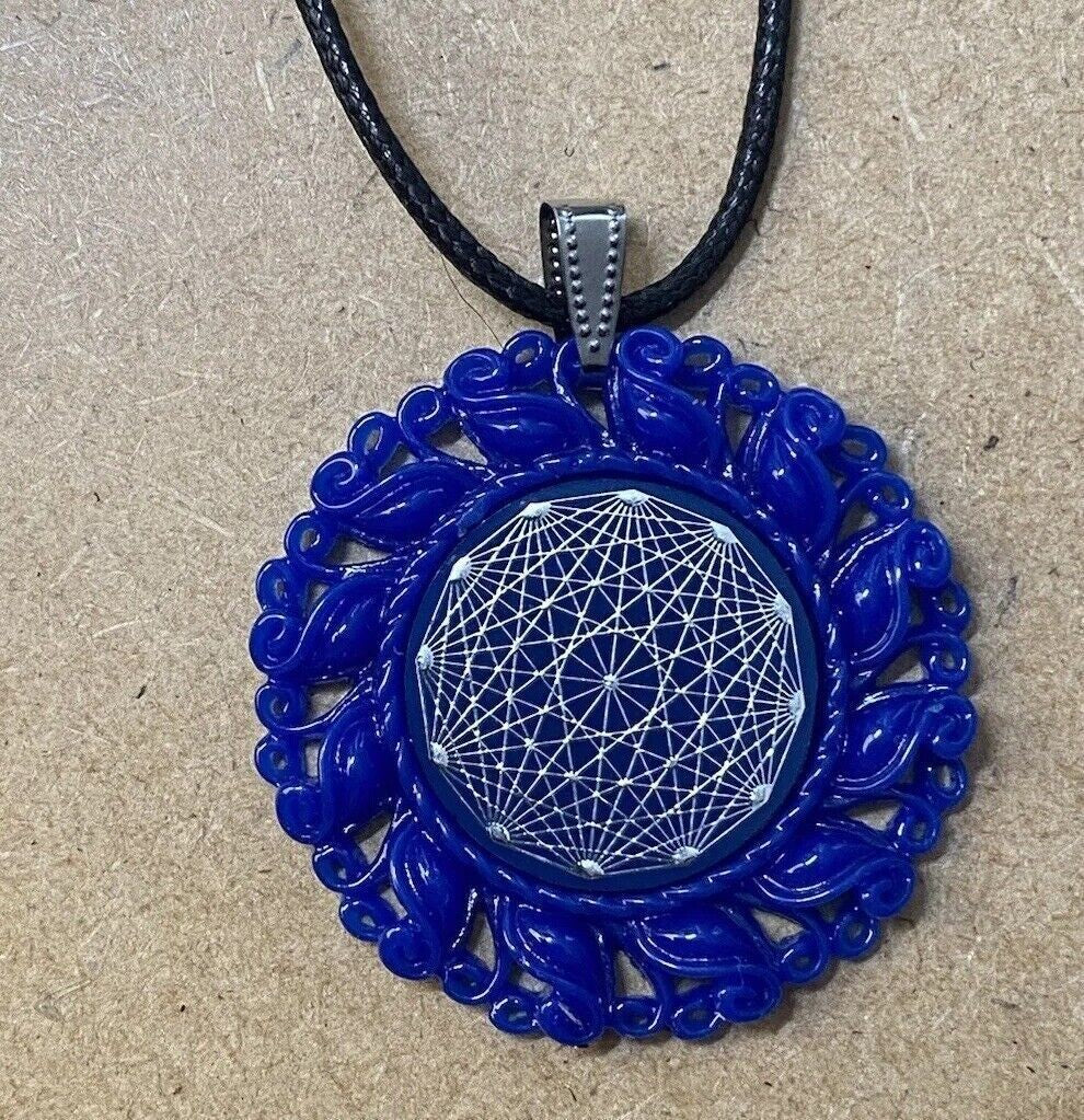 Amulett – Resin Harz Art, Dodecagram 12 – er Stern, Disc in blau 25 mm, zinnlegiert, kupferunterlegt – Produktansicht 1
