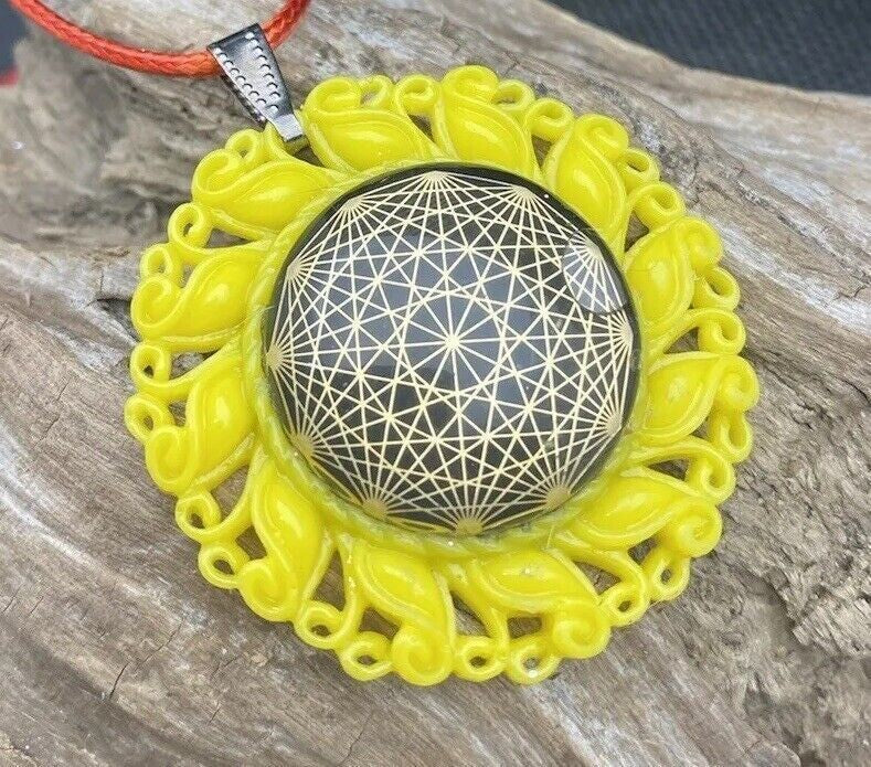 Amulett – Resin Harz Art – Dodecagram – 25 mm / goldlegiert / sonnengelb – Produktansicht 1