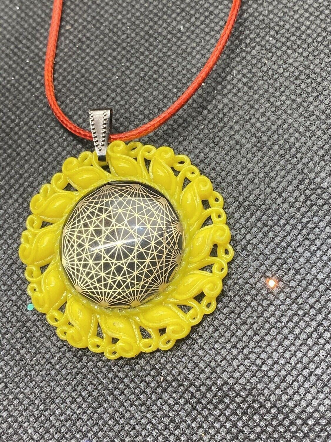 Amulett – Resin Harz Art – Dodecagram – 25 mm / goldlegiert / sonnengelb – Produktansicht 1