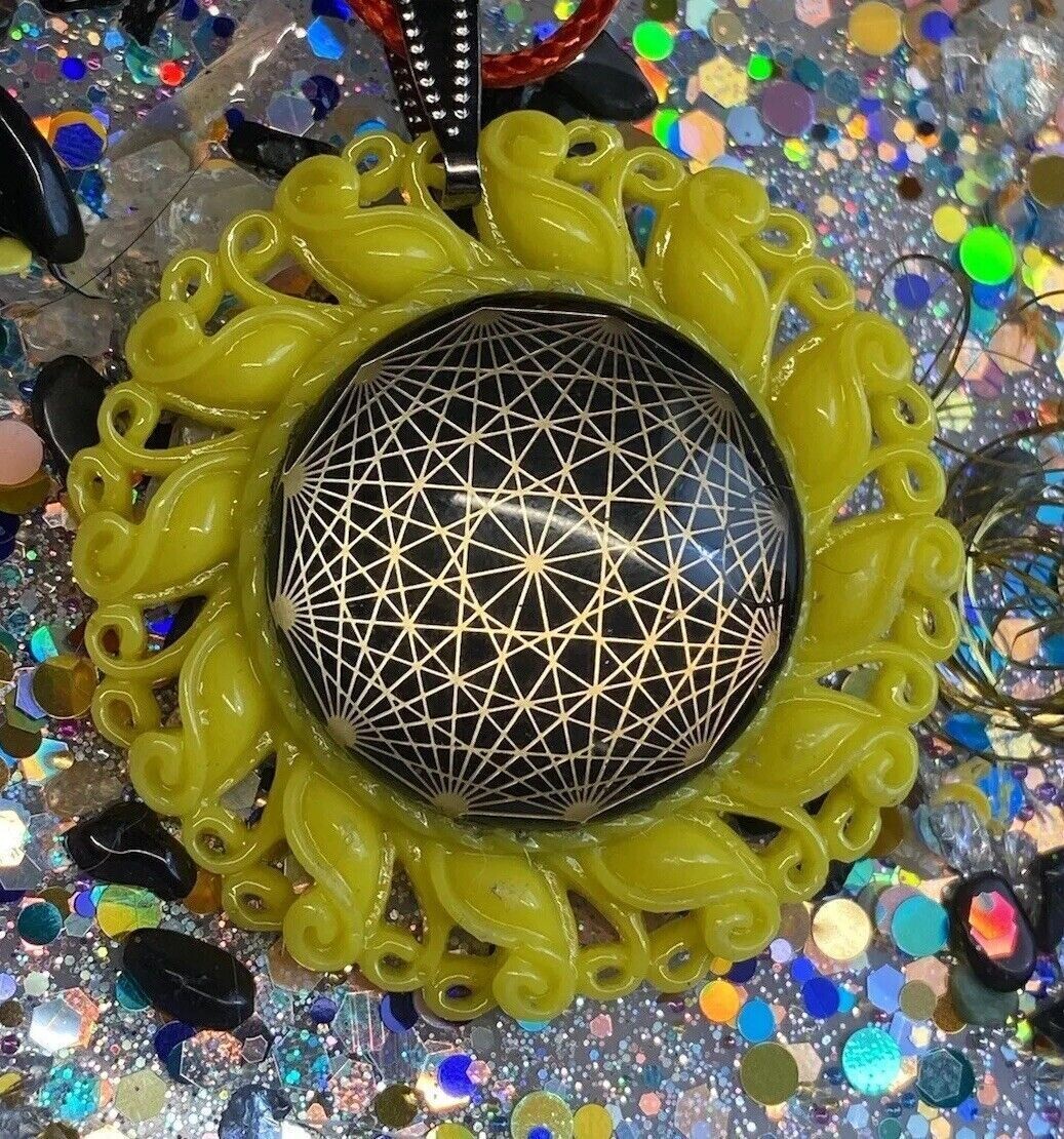 Amulett – Resin Harz Art – Dodecagram – 25 mm / goldlegiert / sonnengelb – Produktansicht 1