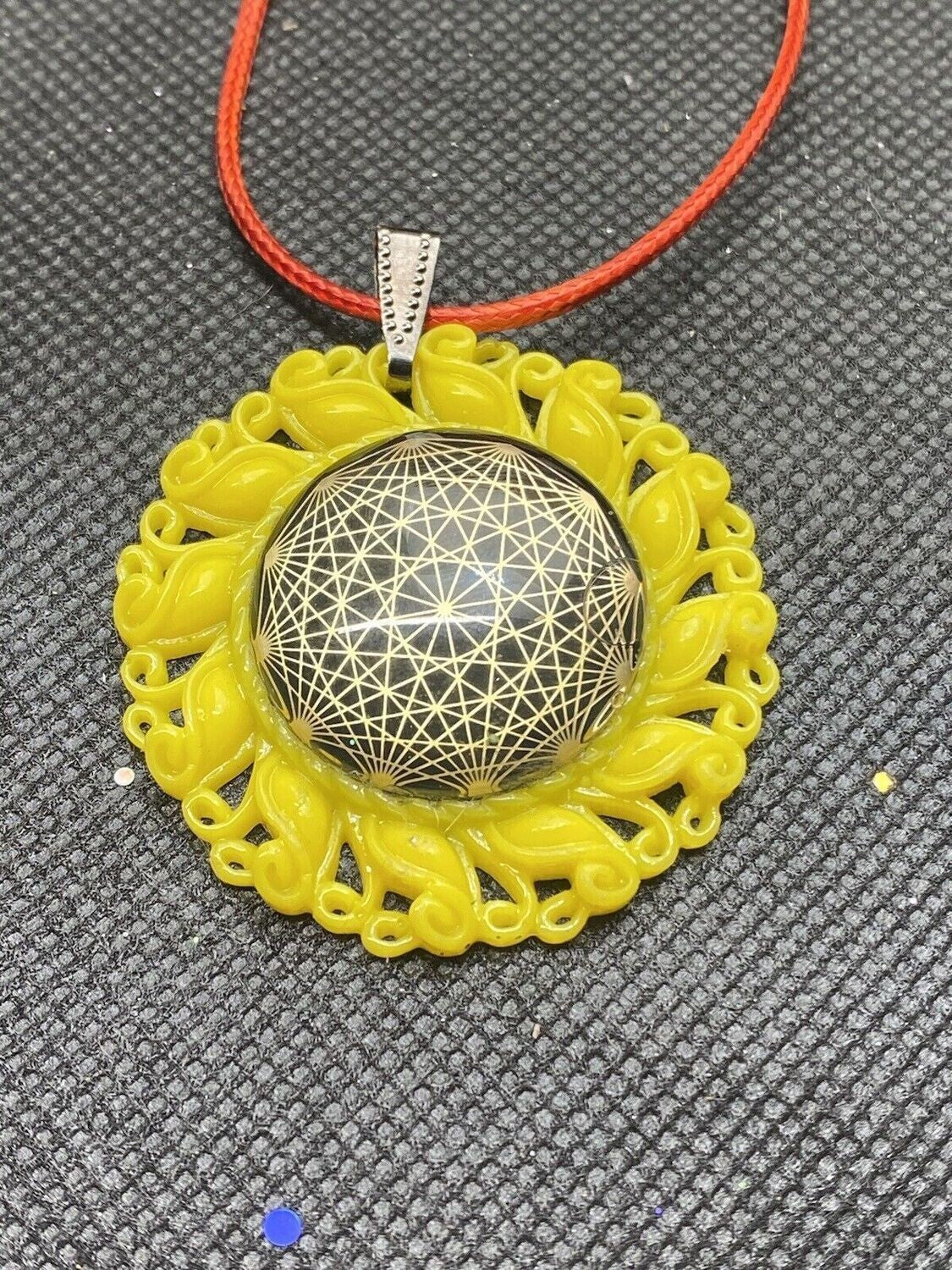 Amulett – Resin Harz Art – Dodecagram – 25 mm / goldlegiert / sonnengelb – Produktansicht 1