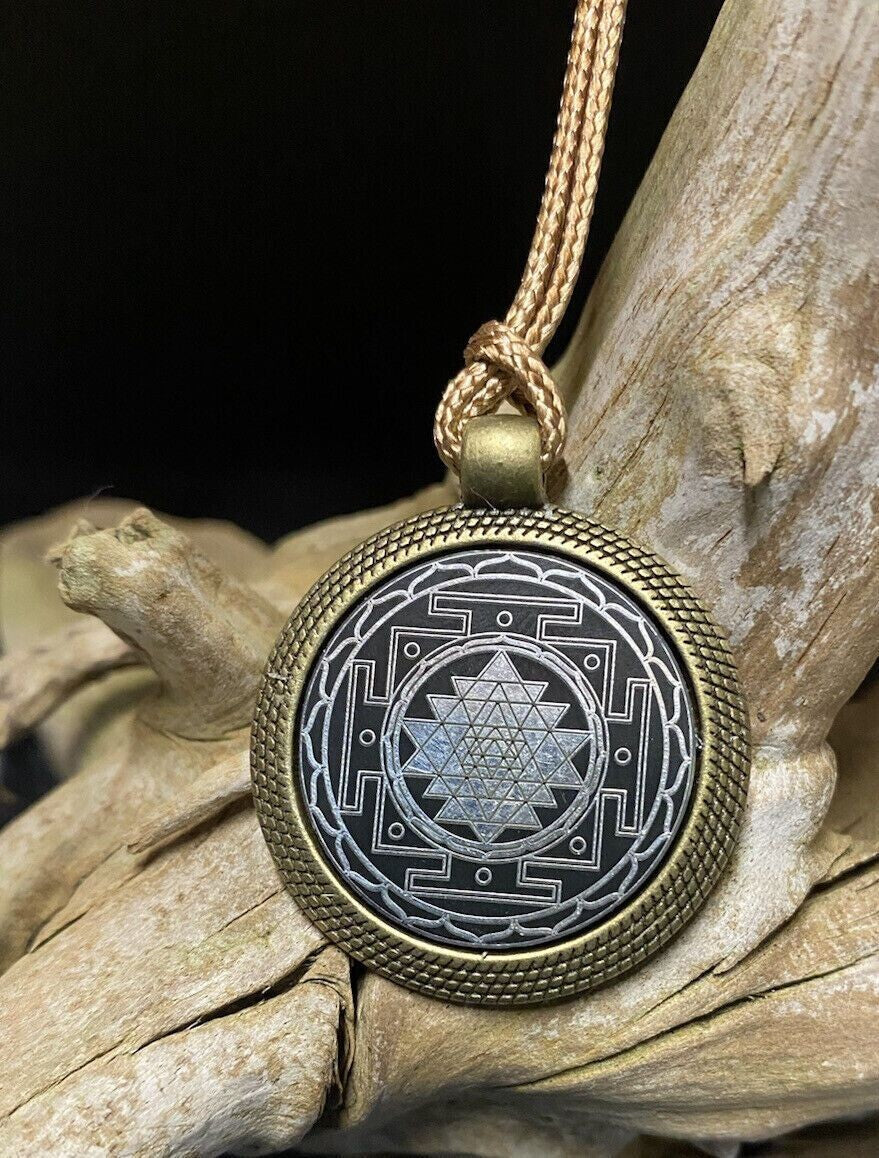 Amulett – Sri Yantra als nachtschwarzer 25 mm – Sri Yantra – 25 mm / zinnlegiert / Fassung bronzefarben – Produktansicht 1