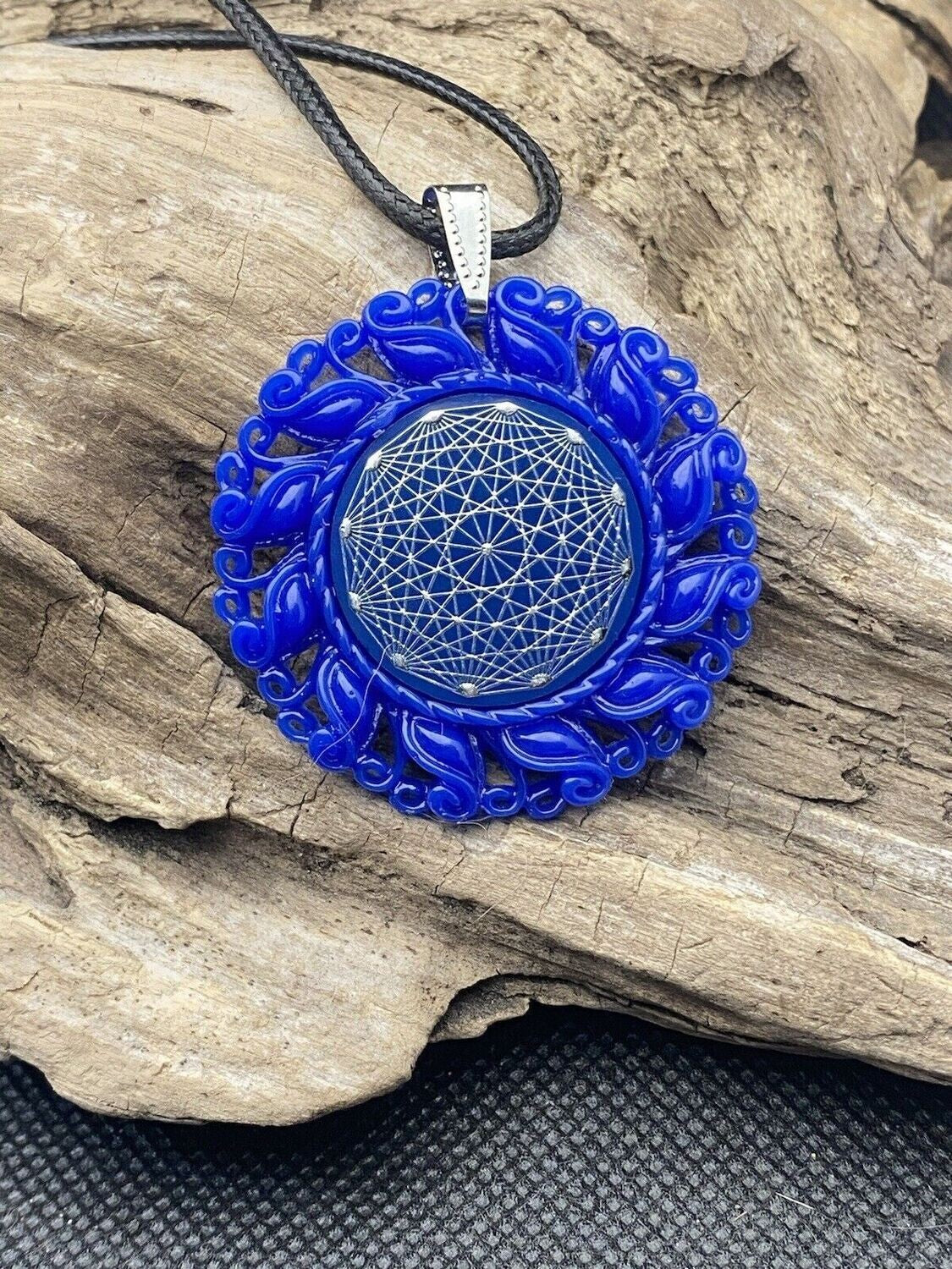 Amulett – Resin Harz Art, Dodecagram 12 – er Stern, Disc in blau 25 mm, zinnlegiert, kupferunterlegt – Produktansicht 1