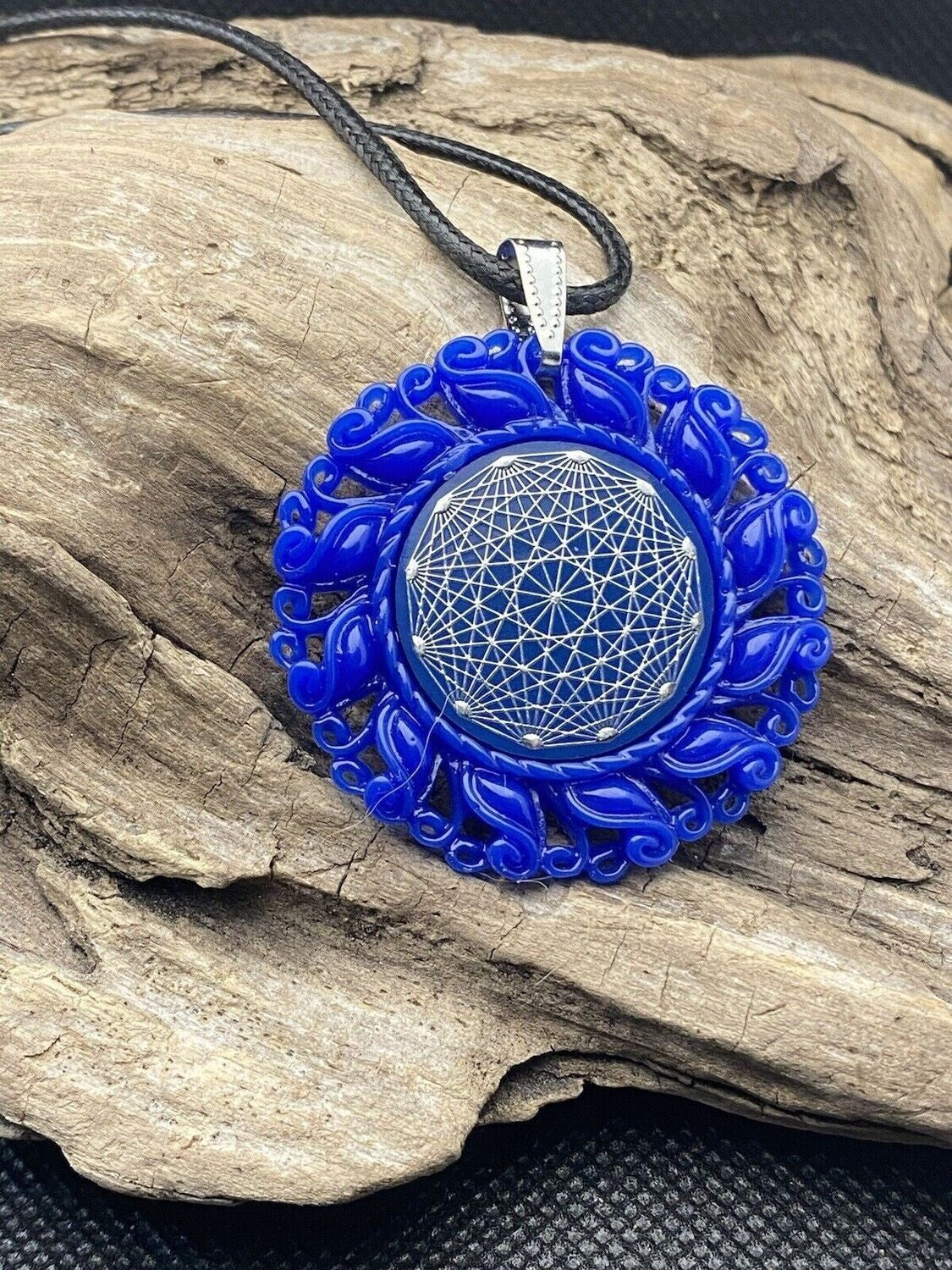 Amulett – Resin Harz Art, Dodecagram 12 – er Stern, Disc in blau 25 mm, zinnlegiert, kupferunterlegt – Produktansicht 1
