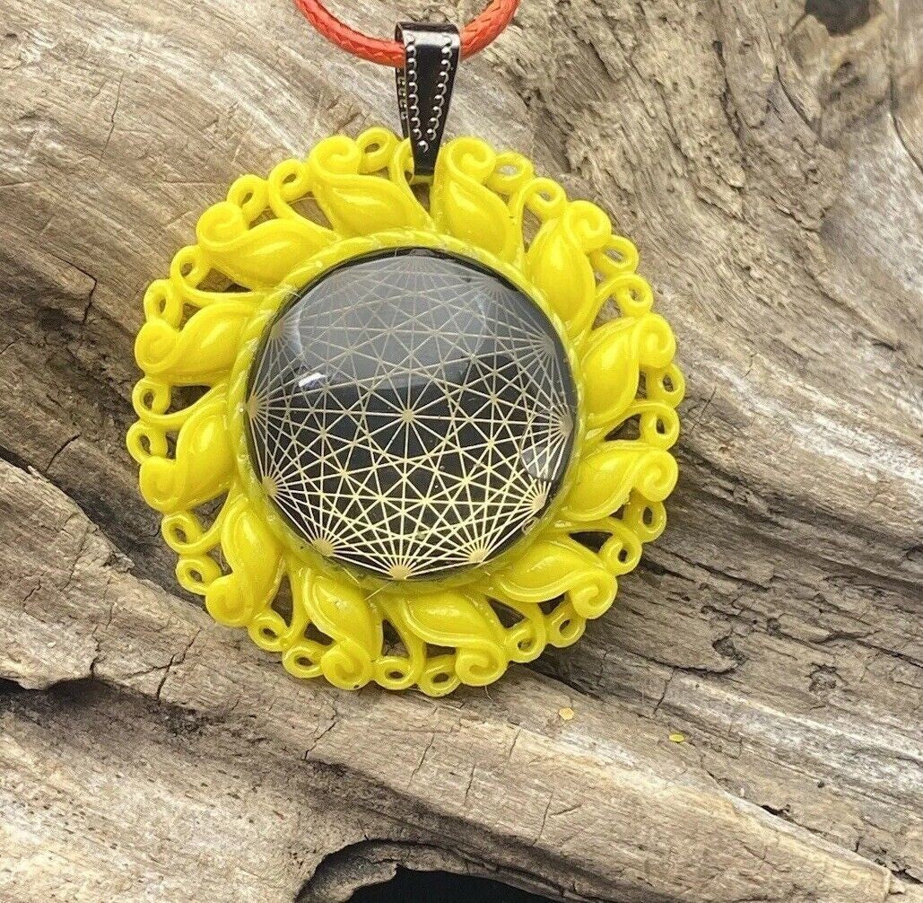 Amulett – Resin Harz Art – Dodecagram – 25 mm / goldlegiert / sonnengelb – Produktansicht 1
