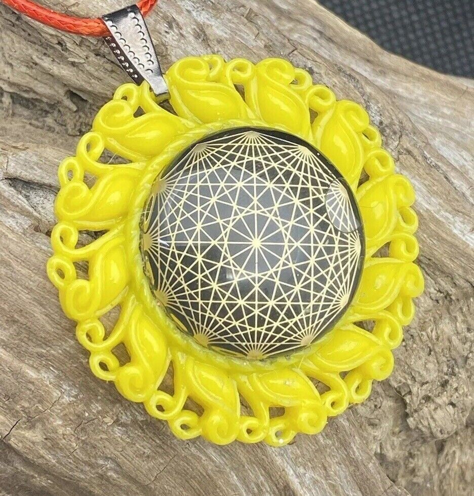 Amulett – Resin Harz Art – Dodecagram – 25 mm / goldlegiert / sonnengelb – Produktansicht 1