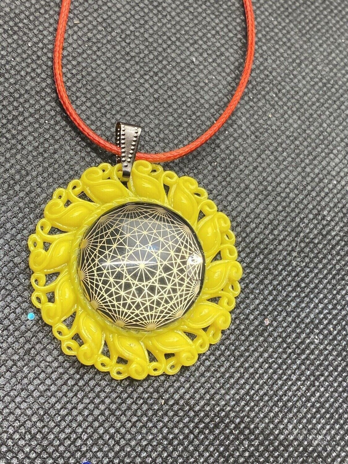 Amulett – Resin Harz Art – Dodecagram – 25 mm / goldlegiert / sonnengelb – Produktansicht 1