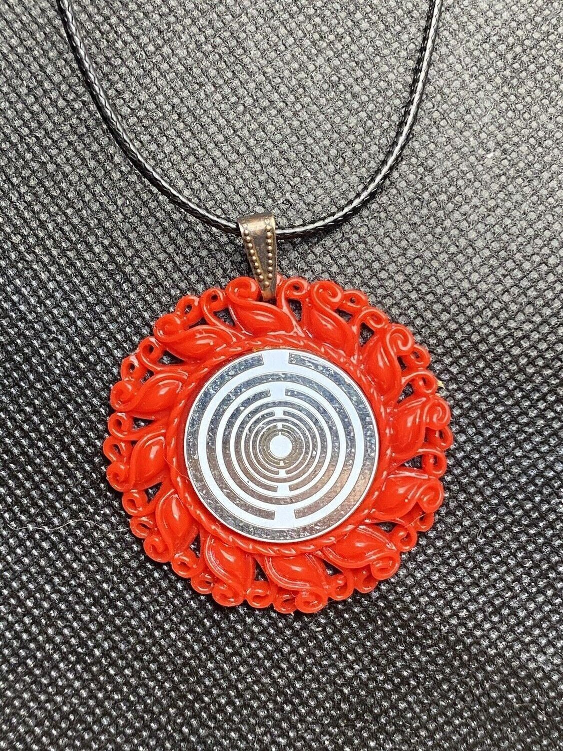 Amulett – Resin Harz Art – Lakhovsky MWO – 25 mm / zinnlegiert / weiß – Produktansicht 1