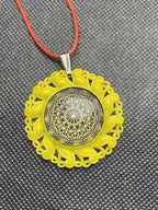 Amulett – Resin Harz Art – Dodecagram – 25 mm / goldlegiert / sonnengelb – Produktansicht 1