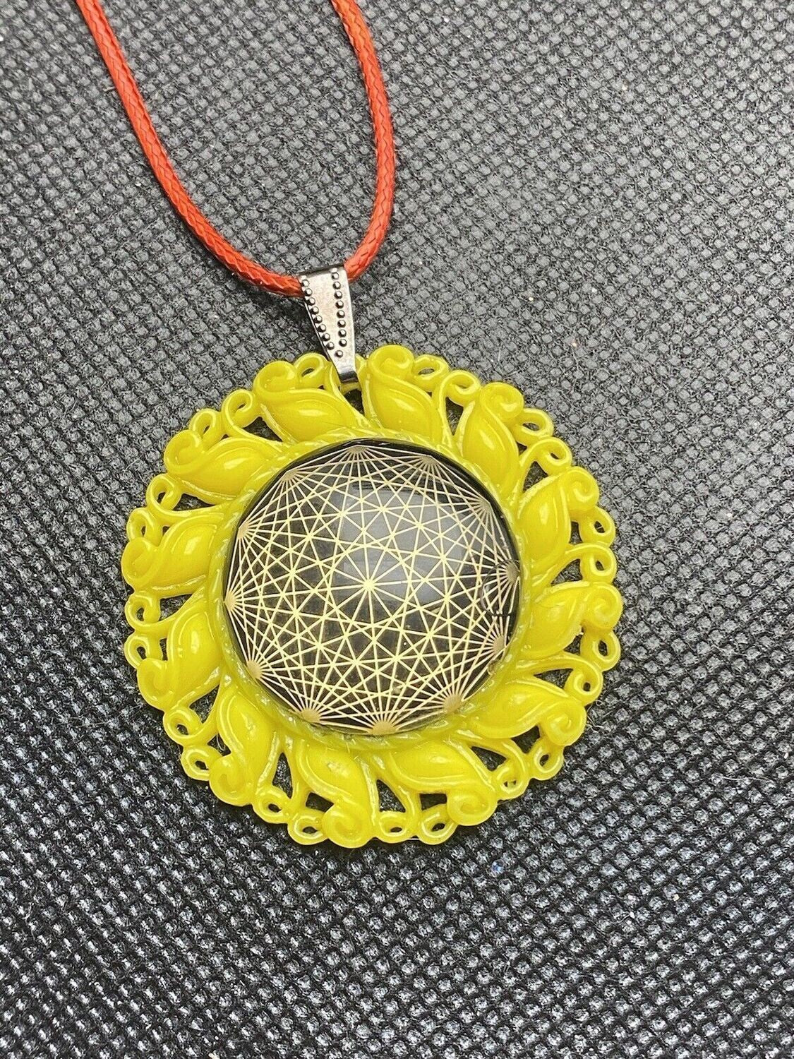 Amulett – Resin Harz Art – Dodecagram – 25 mm / goldlegiert / sonnengelb – Produktansicht 1