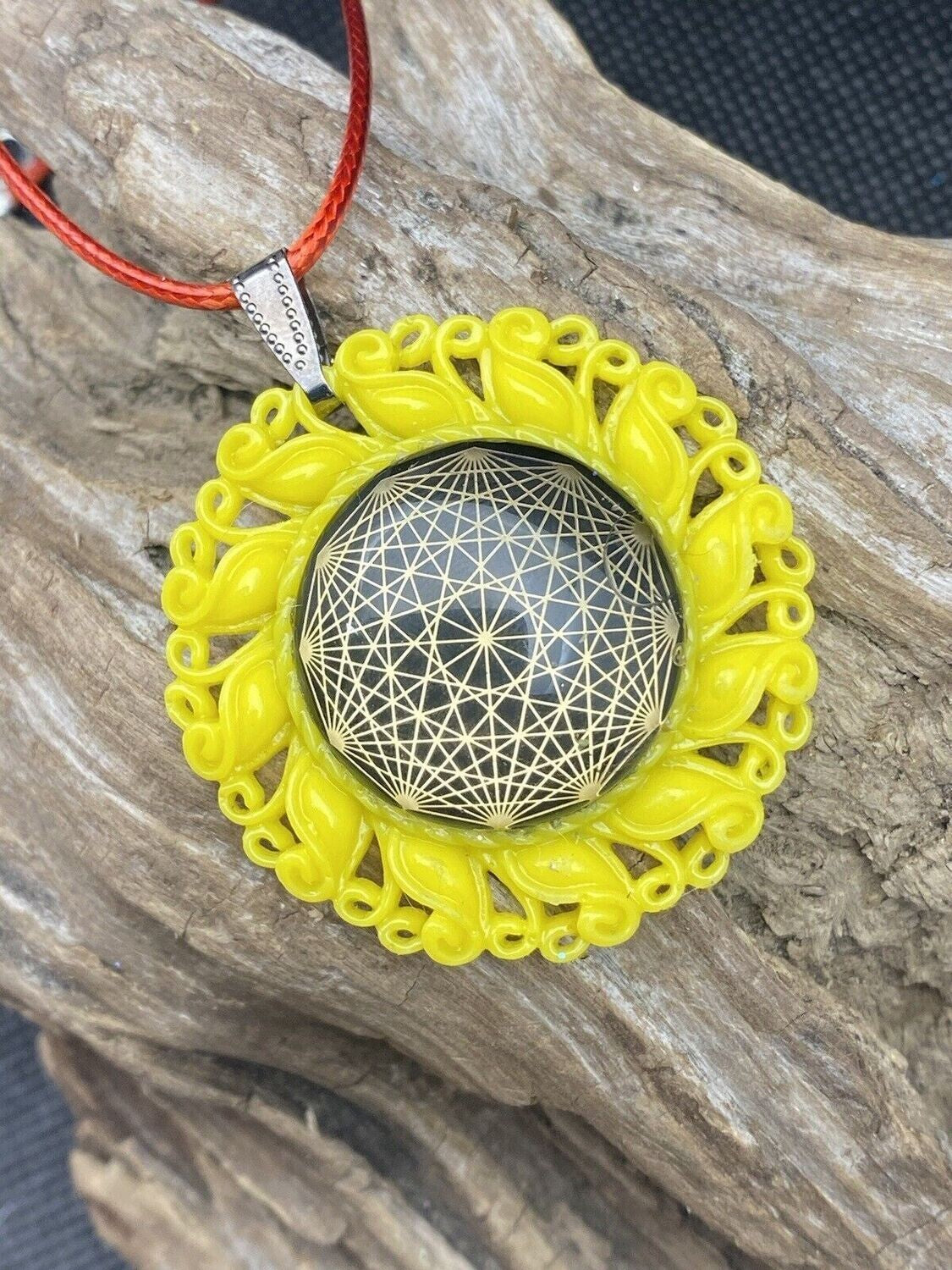 Amulett – Resin Harz Art – Dodecagram – 25 mm / goldlegiert / sonnengelb – Produktansicht 1