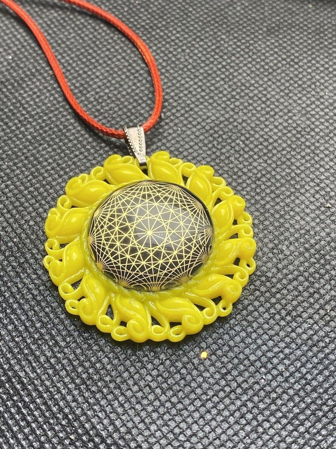 Amulett – Resin Harz Art – Dodecagram – 25 mm / goldlegiert / sonnengelb – Produktansicht 1
