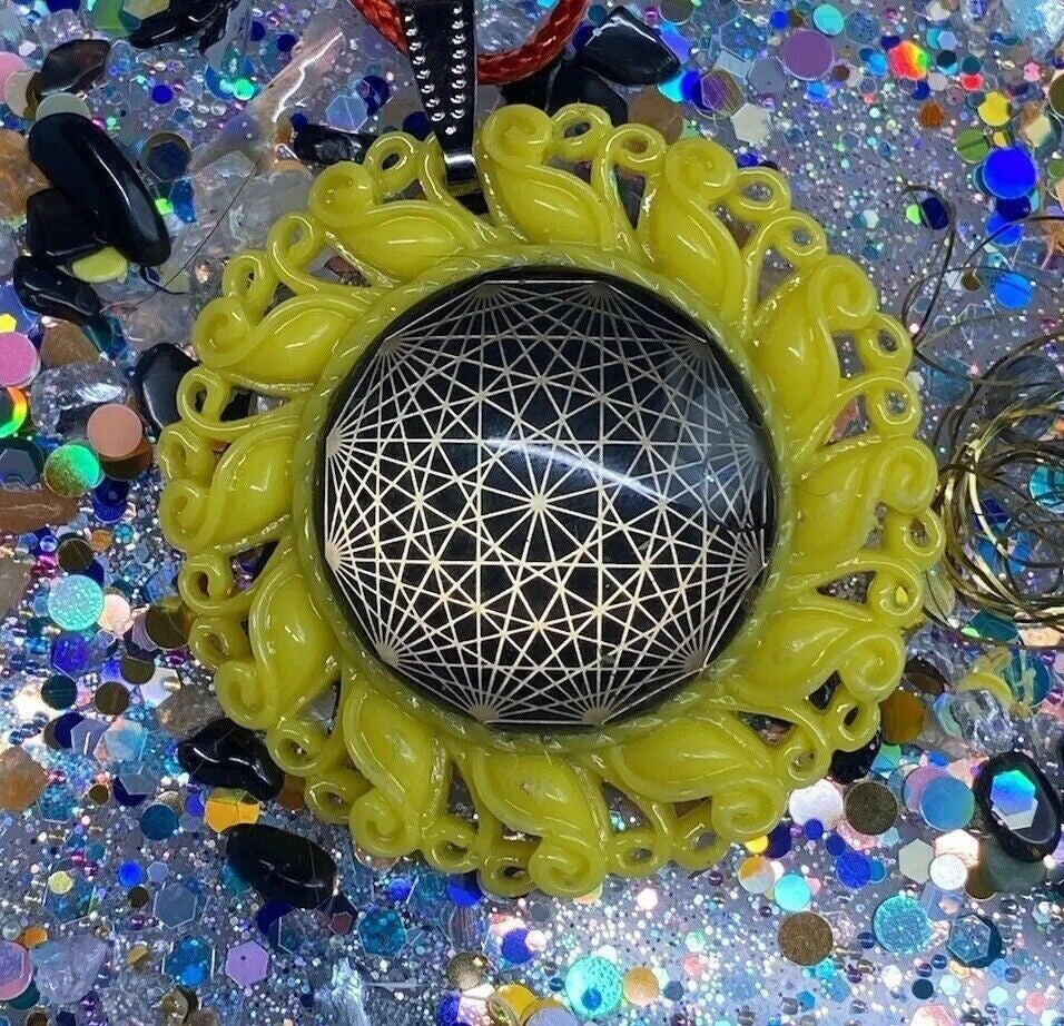 Amulett – Resin Harz Art – Dodecagram – 25 mm / goldlegiert / sonnengelb – Produktansicht 1