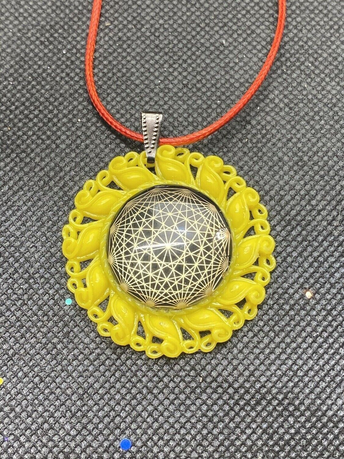 Amulett – Resin Harz Art – Dodecagram – 25 mm / goldlegiert / sonnengelb – Produktansicht 1