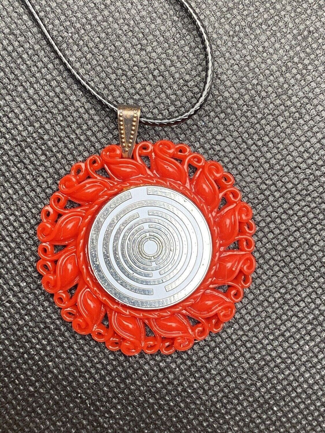 Amulett – Resin Harz Art – Lakhovsky MWO – 25 mm / zinnlegiert / weiß – Produktansicht 1