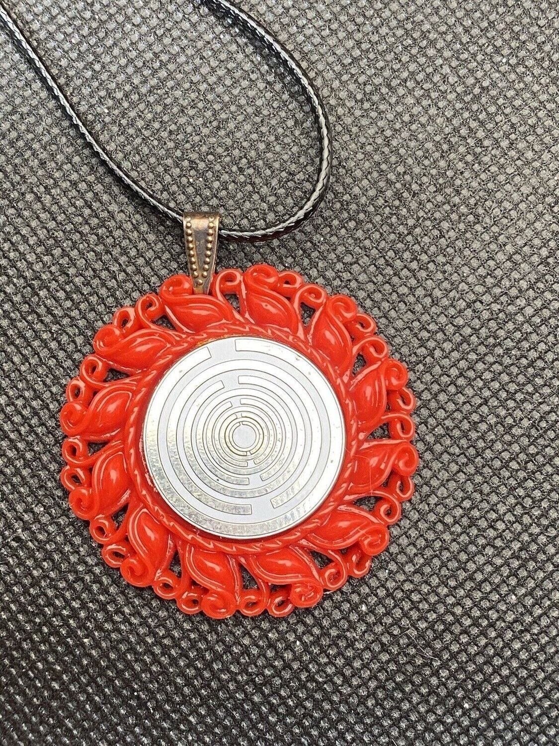 Amulett – Resin Harz Art – Lakhovsky MWO – 25 mm / zinnlegiert / weiß – Produktansicht 1