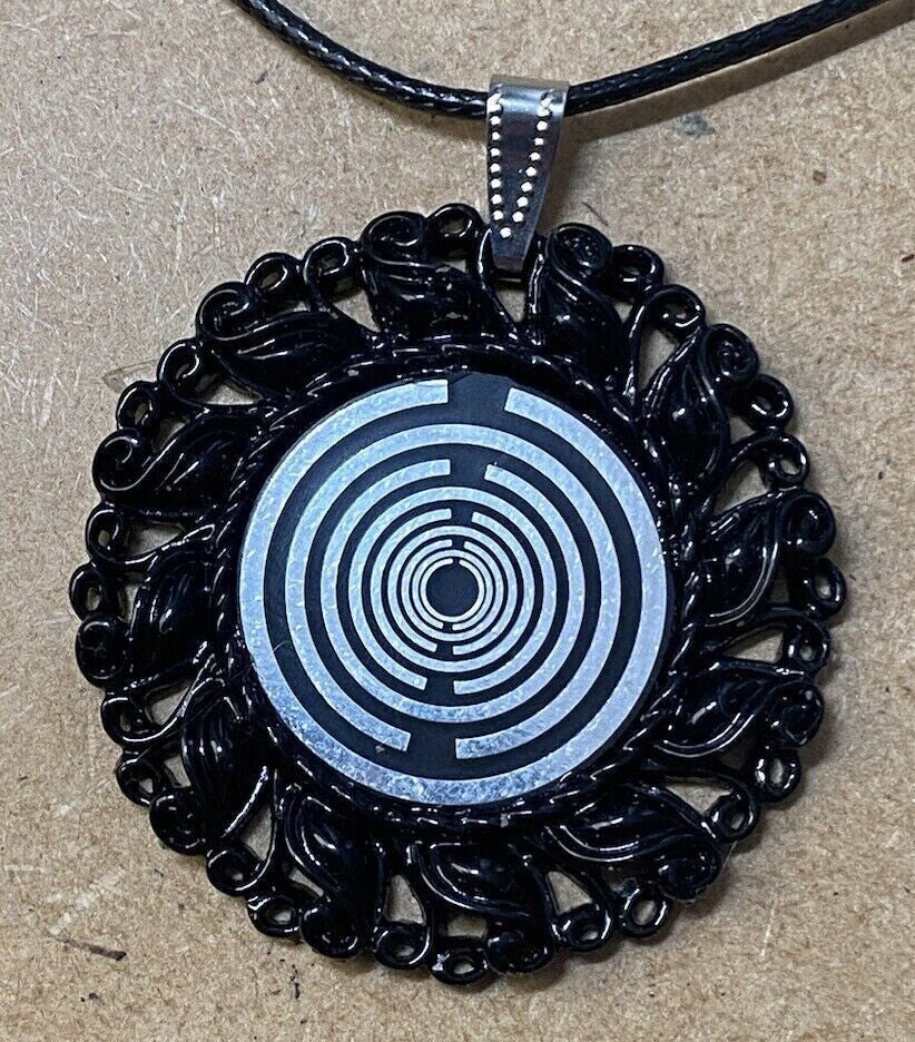 Amulett – Resin Harz Art, Lakhovsky MWO, Disc in schwarz 25 mm, zinnlegiert, kupferunterlegt – Produktansicht 1