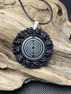 Amulett – Resin Harz Art, Lakhovsky MWO, Disc in schwarz 25 mm, zinnlegiert, kupferunterlegt – Produktansicht 1