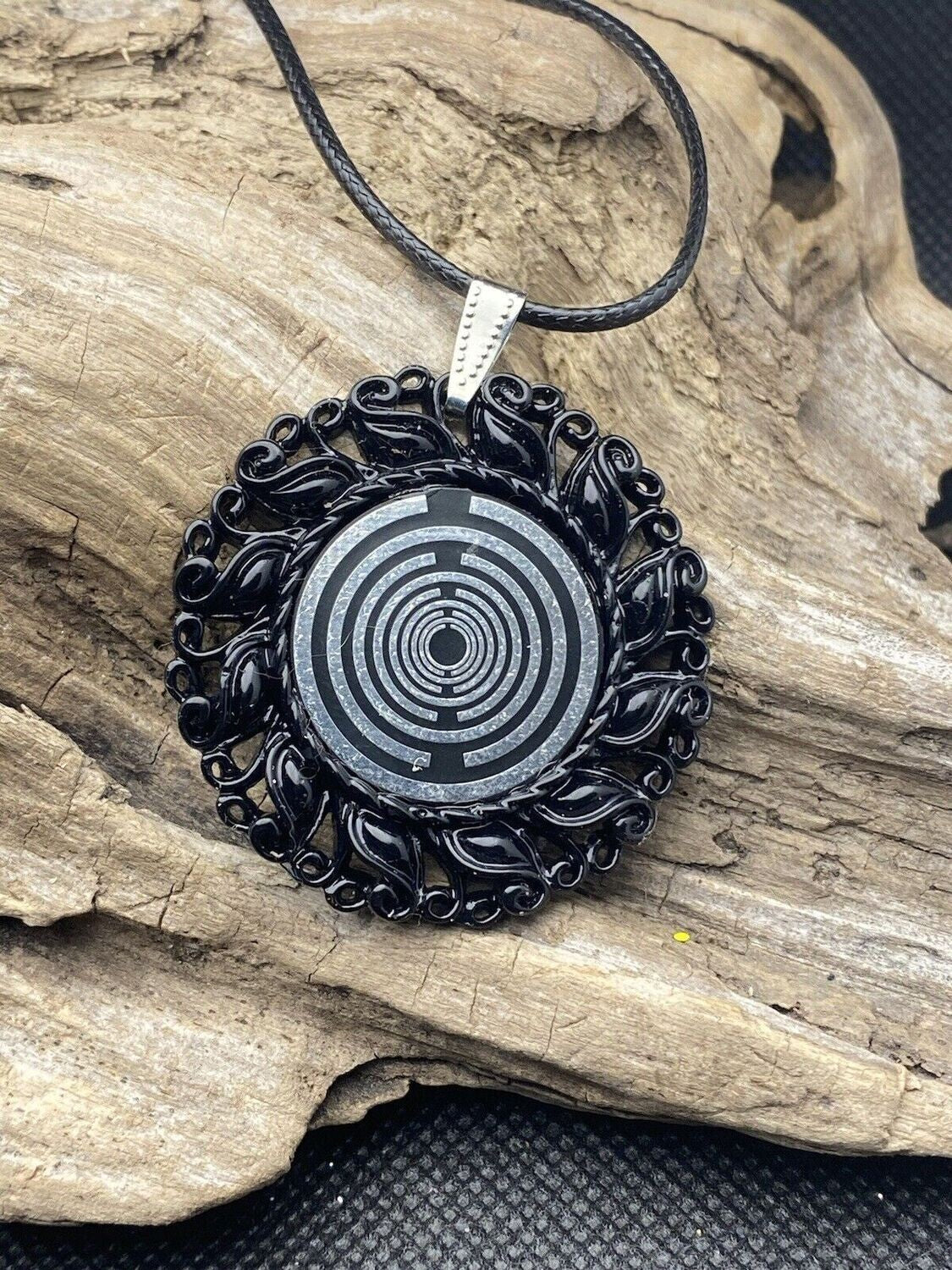 Amulett – Resin Harz Art, Lakhovsky MWO, Disc in schwarz 25 mm, zinnlegiert, kupferunterlegt – Produktansicht 1