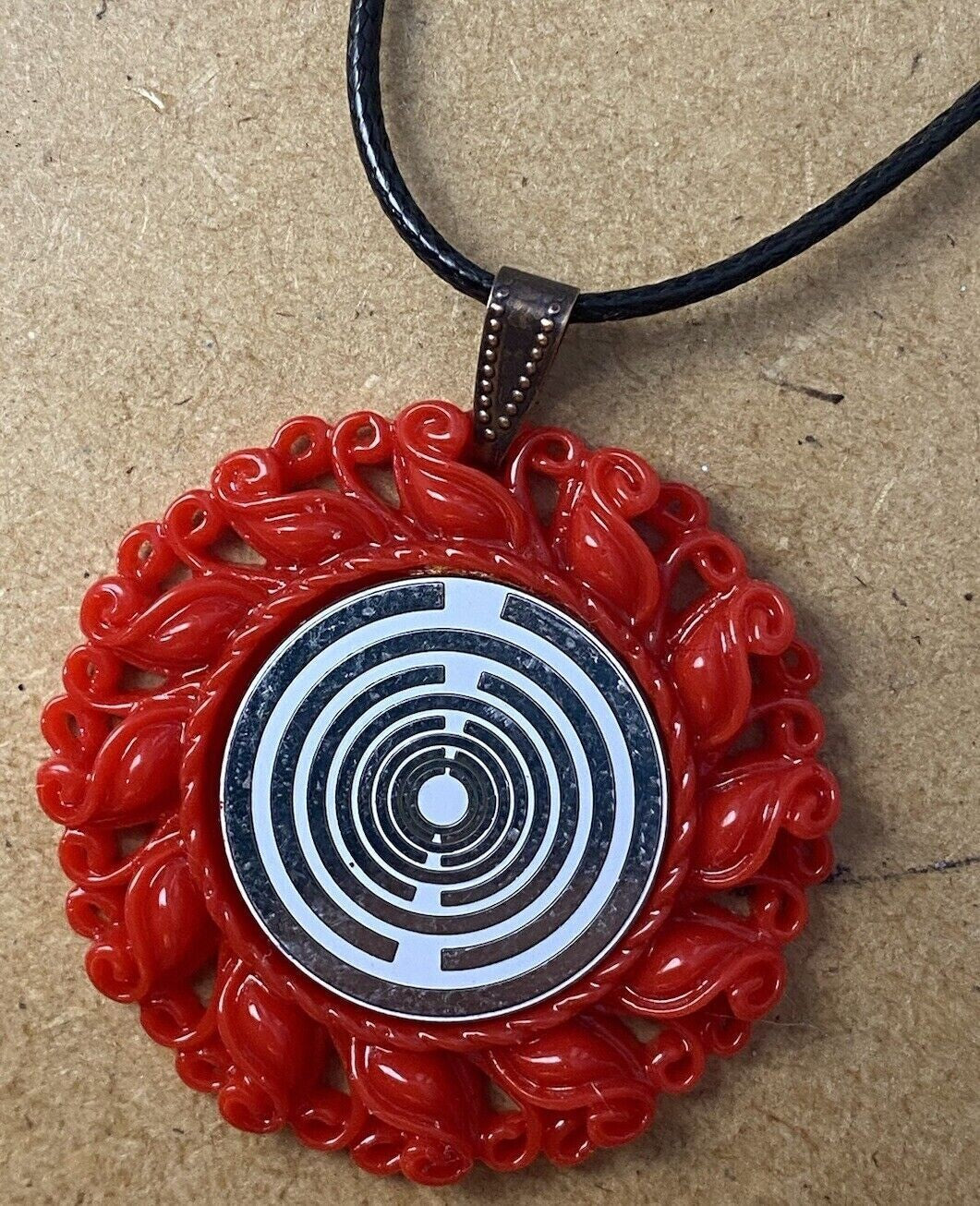 Amulett – Resin Harz Art – Lakhovsky MWO – 25 mm / zinnlegiert / weiß – Produktansicht 1