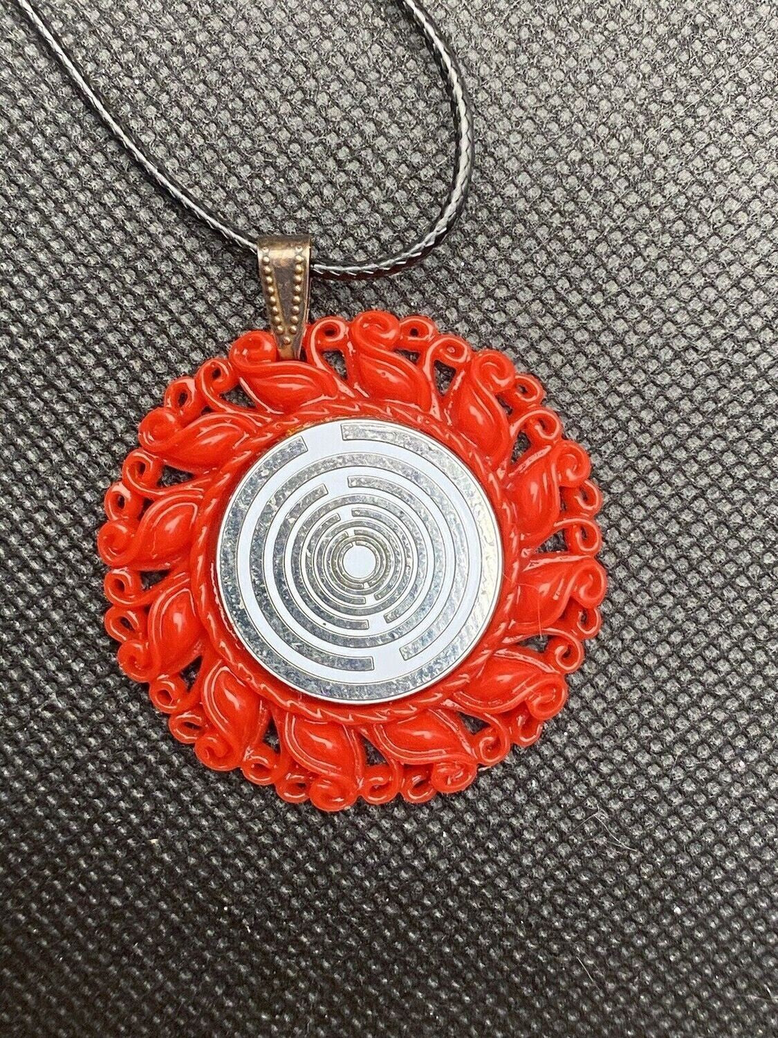 Amulett – Resin Harz Art – Lakhovsky MWO – 25 mm / zinnlegiert / weiß – Produktansicht 1
