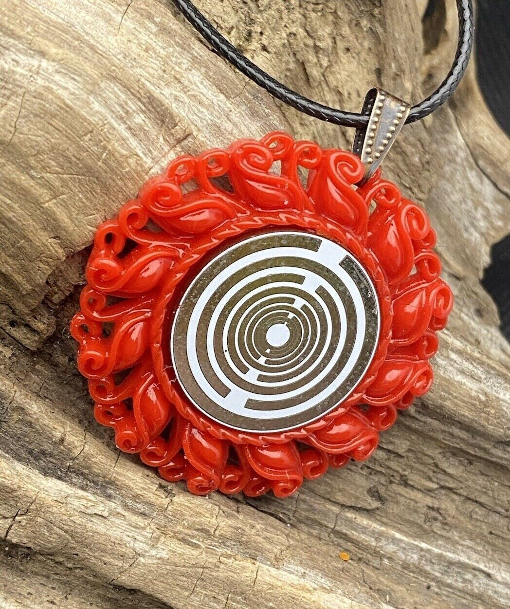 Amulett – Resin Harz Art – Lakhovsky MWO – 25 mm / zinnlegiert / weiß – Produktansicht 1