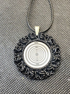 Amulett – Resin Harz Art, Lakhovsky MWO, Disc in schwarz 25 mm, zinnlegiert, kupferunterlegt – Produktansicht 1