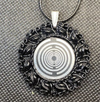 Amulett – Resin Harz Art, Lakhovsky MWO, Disc in schwarz 25 mm, zinnlegiert, kupferunterlegt – Produktansicht 1