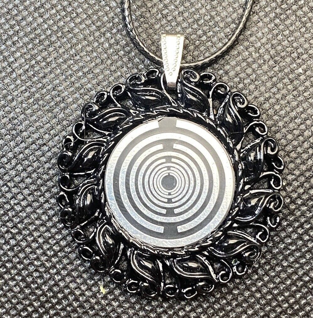 Amulett – Resin Harz Art, Lakhovsky MWO, Disc in schwarz 25 mm, zinnlegiert, kupferunterlegt – Produktansicht 1