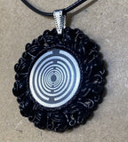 Amulett – Resin Harz Art, Lakhovsky MWO, Disc in schwarz 25 mm, zinnlegiert, kupferunterlegt – Produktansicht 1