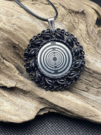 Amulett – Resin Harz Art, Lakhovsky MWO, Disc in schwarz 25 mm, zinnlegiert, kupferunterlegt – Produktansicht 1