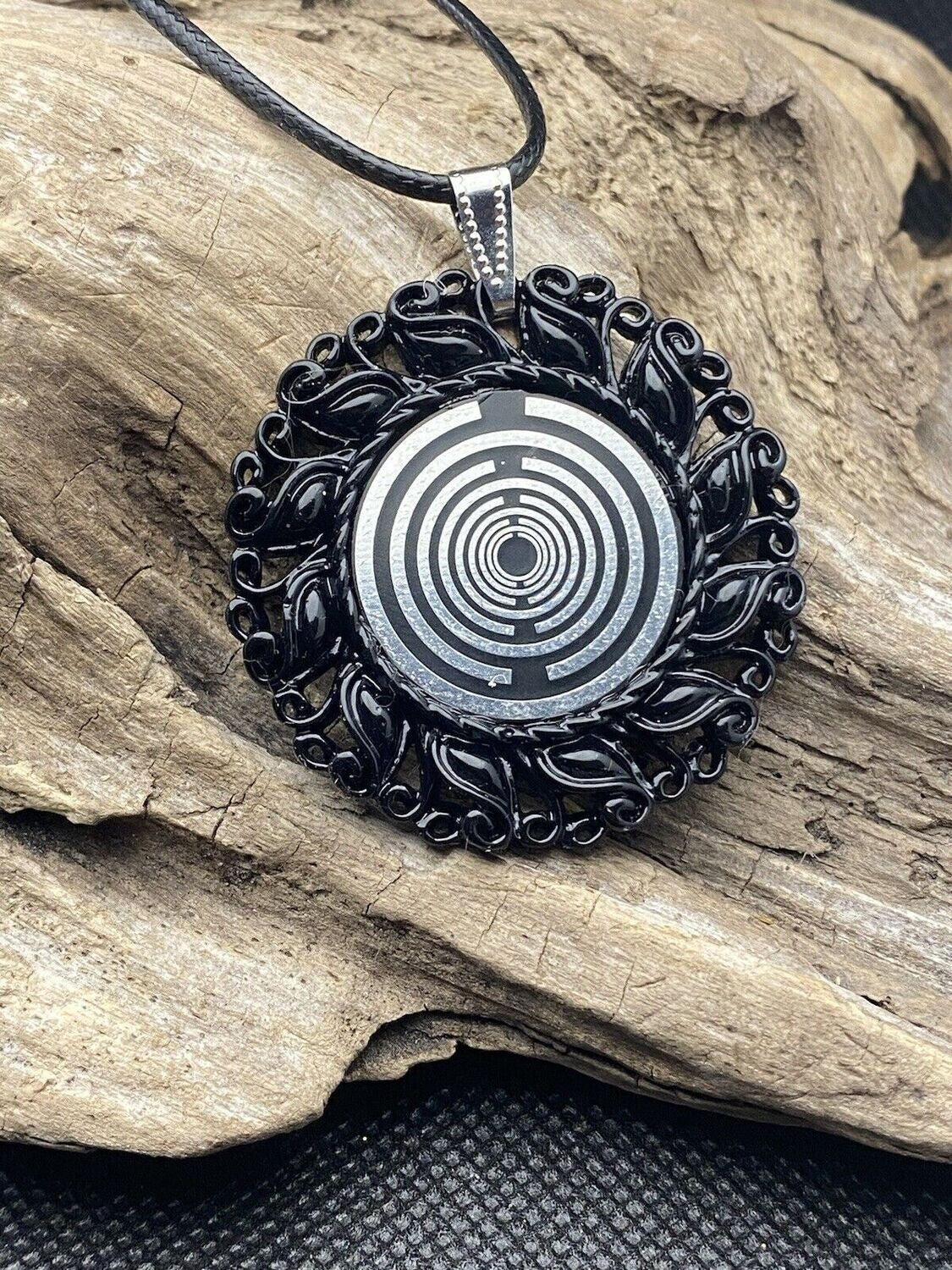 Amulett – Resin Harz Art, Lakhovsky MWO, Disc in schwarz 25 mm, zinnlegiert, kupferunterlegt – Produktansicht 1