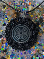 Amulett – Resin Harz Art, Lakhovsky MWO, Disc in schwarz 25 mm, zinnlegiert, kupferunterlegt – Produktansicht 1