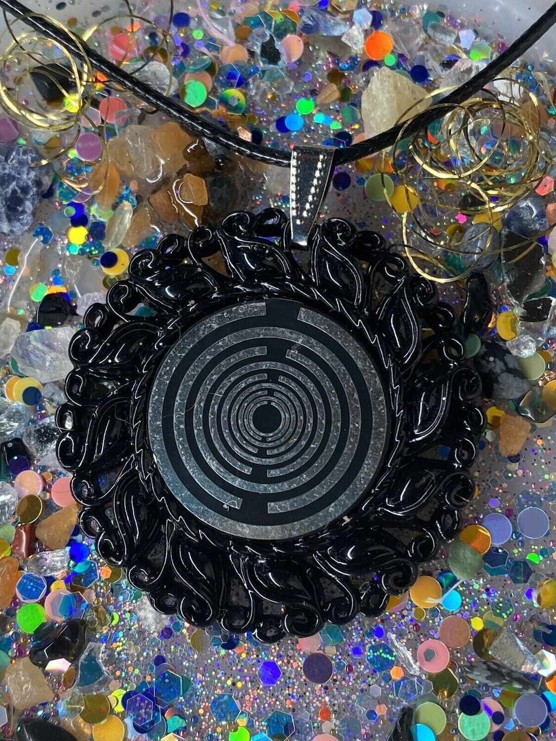 Amulett – Resin Harz Art, Lakhovsky MWO, Disc in schwarz 25 mm, zinnlegiert, kupferunterlegt – Produktansicht 1