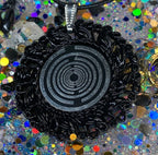 Amulett – Resin Harz Art, Lakhovsky MWO, Disc in schwarz 25 mm, zinnlegiert, kupferunterlegt – Produktansicht 1