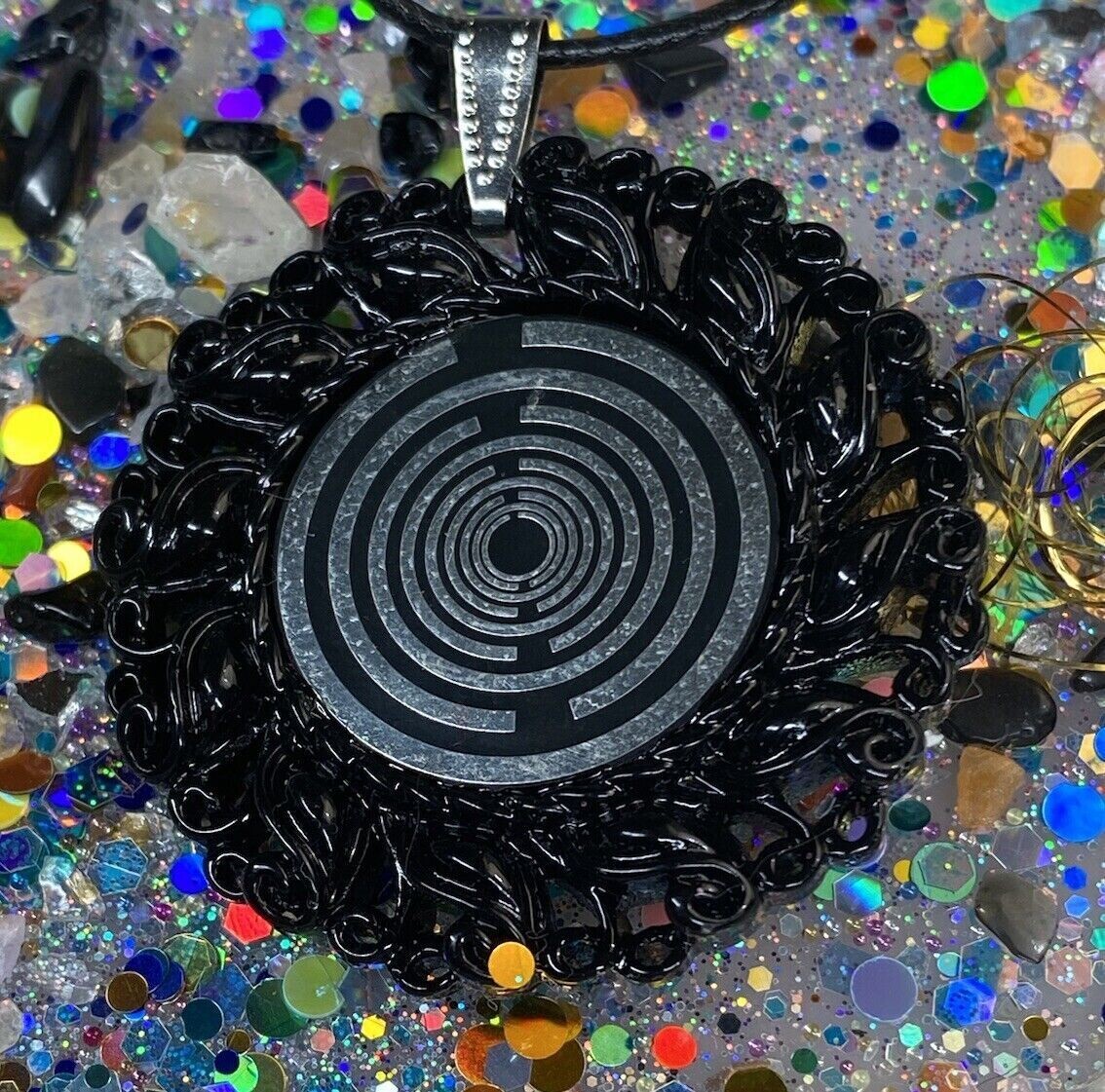 Amulett – Resin Harz Art, Lakhovsky MWO, Disc in schwarz 25 mm, zinnlegiert, kupferunterlegt – Produktansicht 1