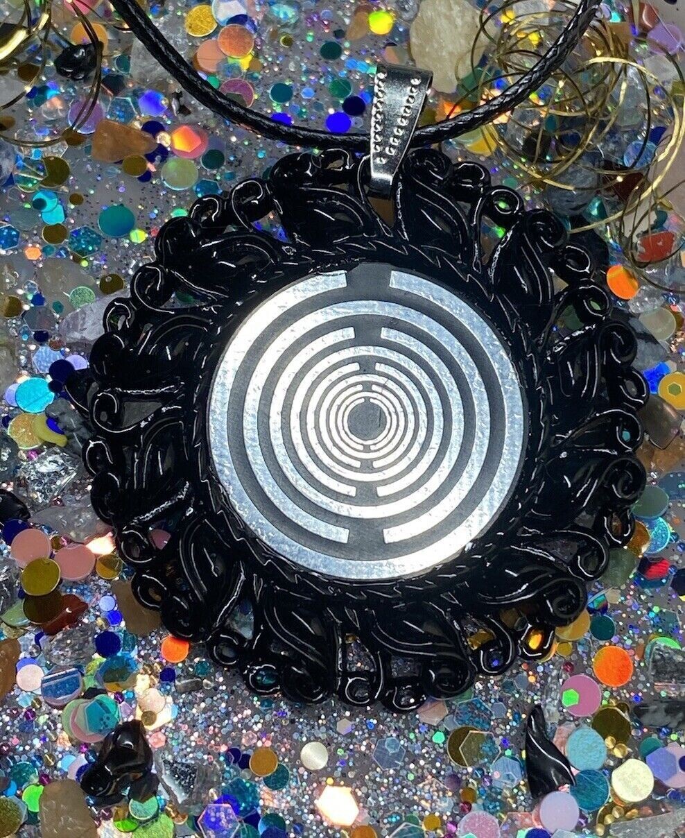 Amulett – Resin Harz Art, Lakhovsky MWO, Disc in schwarz 25 mm, zinnlegiert, kupferunterlegt – Produktansicht 1