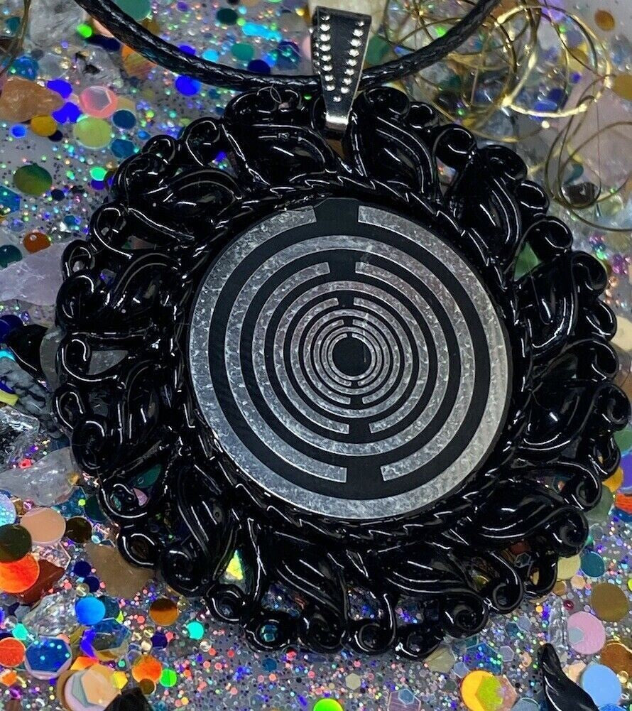 Amulett – Resin Harz Art, Lakhovsky MWO, Disc in schwarz 25 mm, zinnlegiert, kupferunterlegt – Produktansicht 1