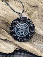 Amulett – Resin Harz Art, Lakhovsky MWO, Disc in schwarz 25 mm, zinnlegiert, kupferunterlegt – Produktansicht 1