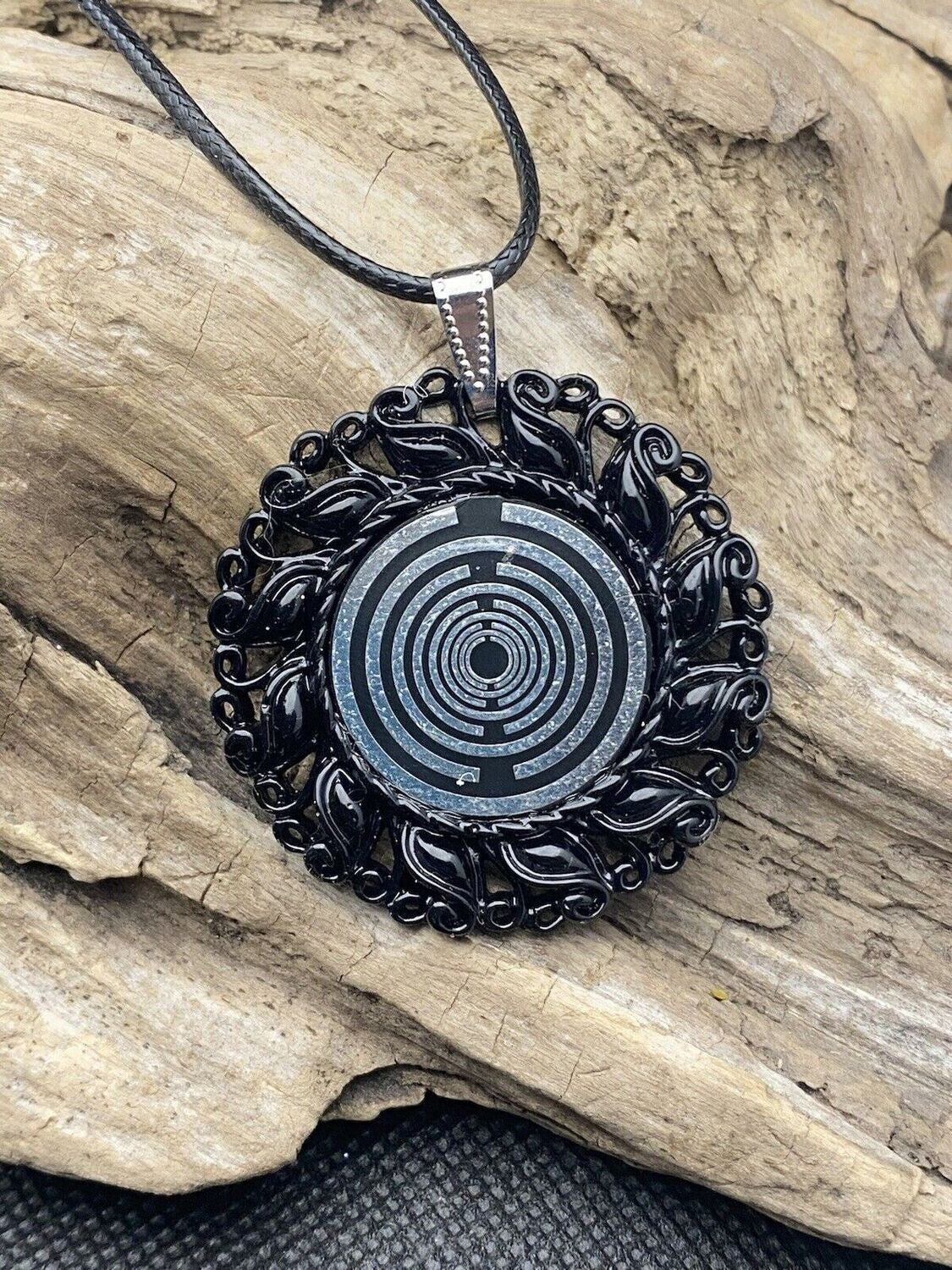 Amulett – Resin Harz Art, Lakhovsky MWO, Disc in schwarz 25 mm, zinnlegiert, kupferunterlegt – Produktansicht 1