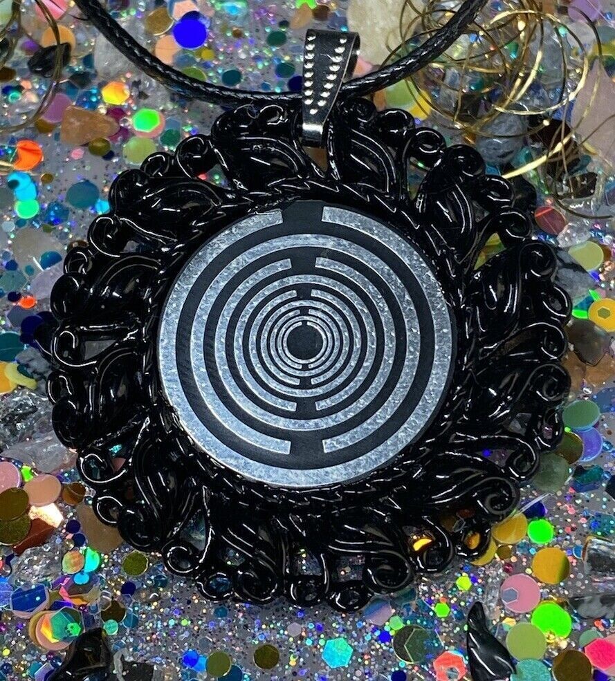 Amulett – Resin Harz Art, Lakhovsky MWO, Disc in schwarz 25 mm, zinnlegiert, kupferunterlegt – Produktansicht 1